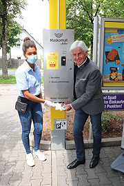 Frederic Meisner stelte bei der netto Filiale München Bodenseestraße den  "Maskomat"  vor(©Foto: Martin Schmitz)